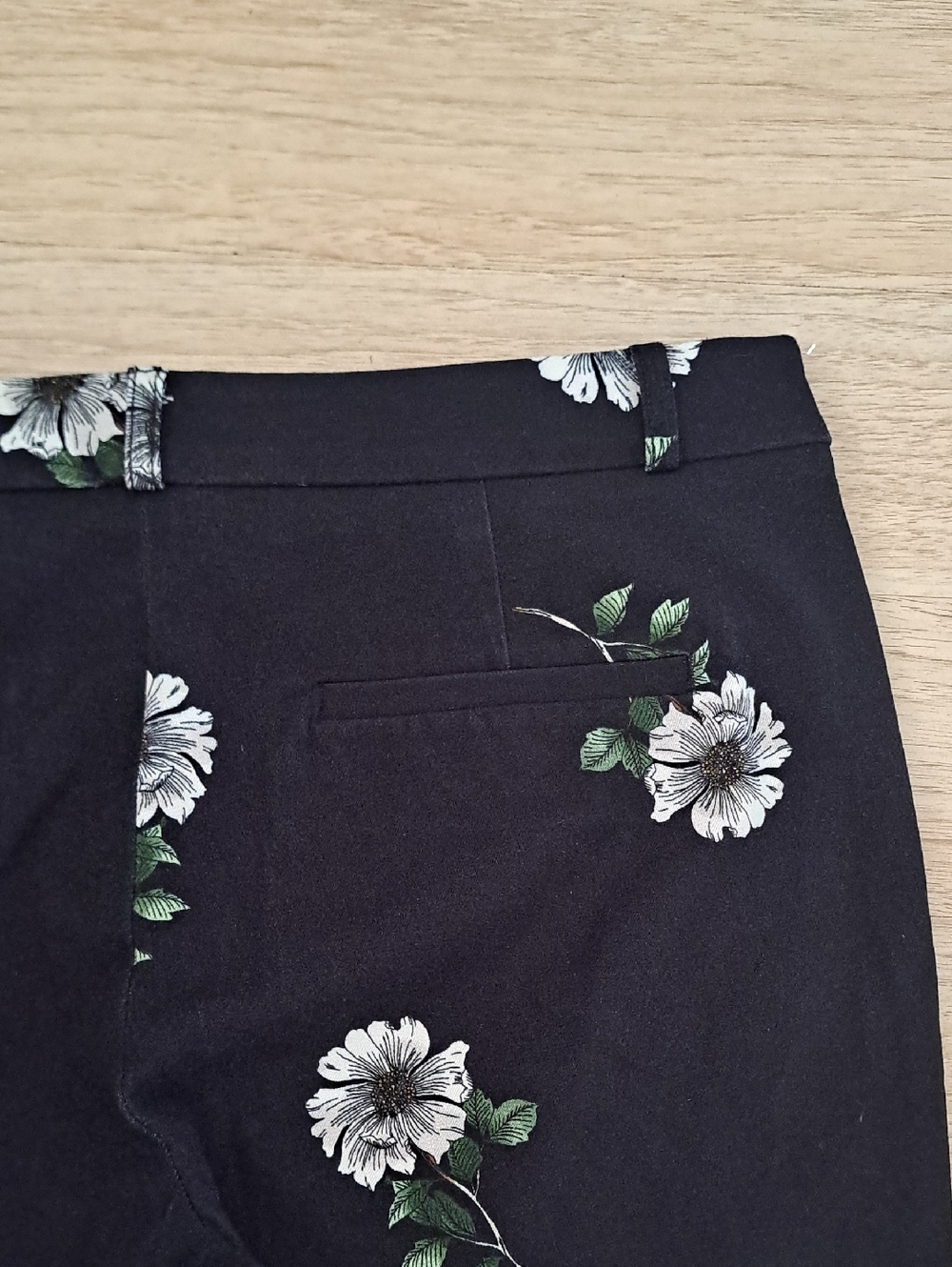 Banana Republic Black Floral Ankle Jeans  White Daisy Like Flowers . - Picture 9 of 11